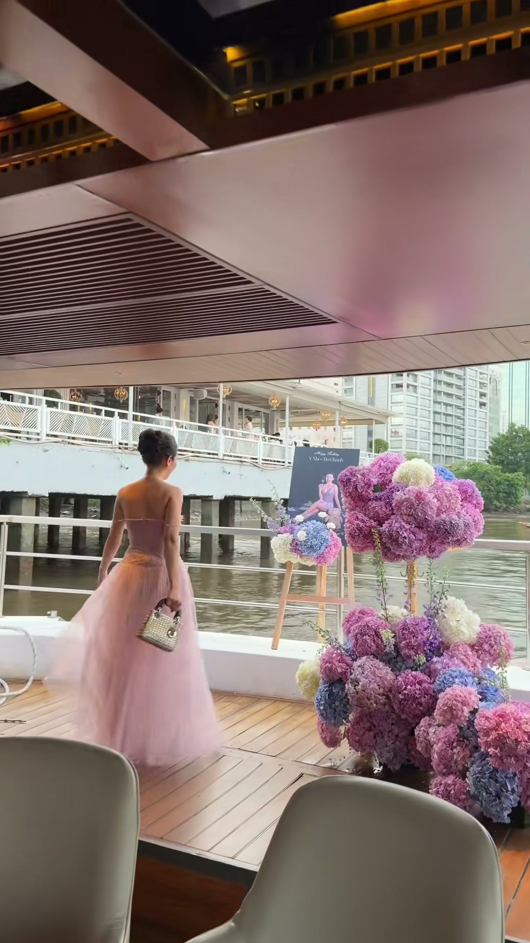 Đầm dạ hội trên du thuyền