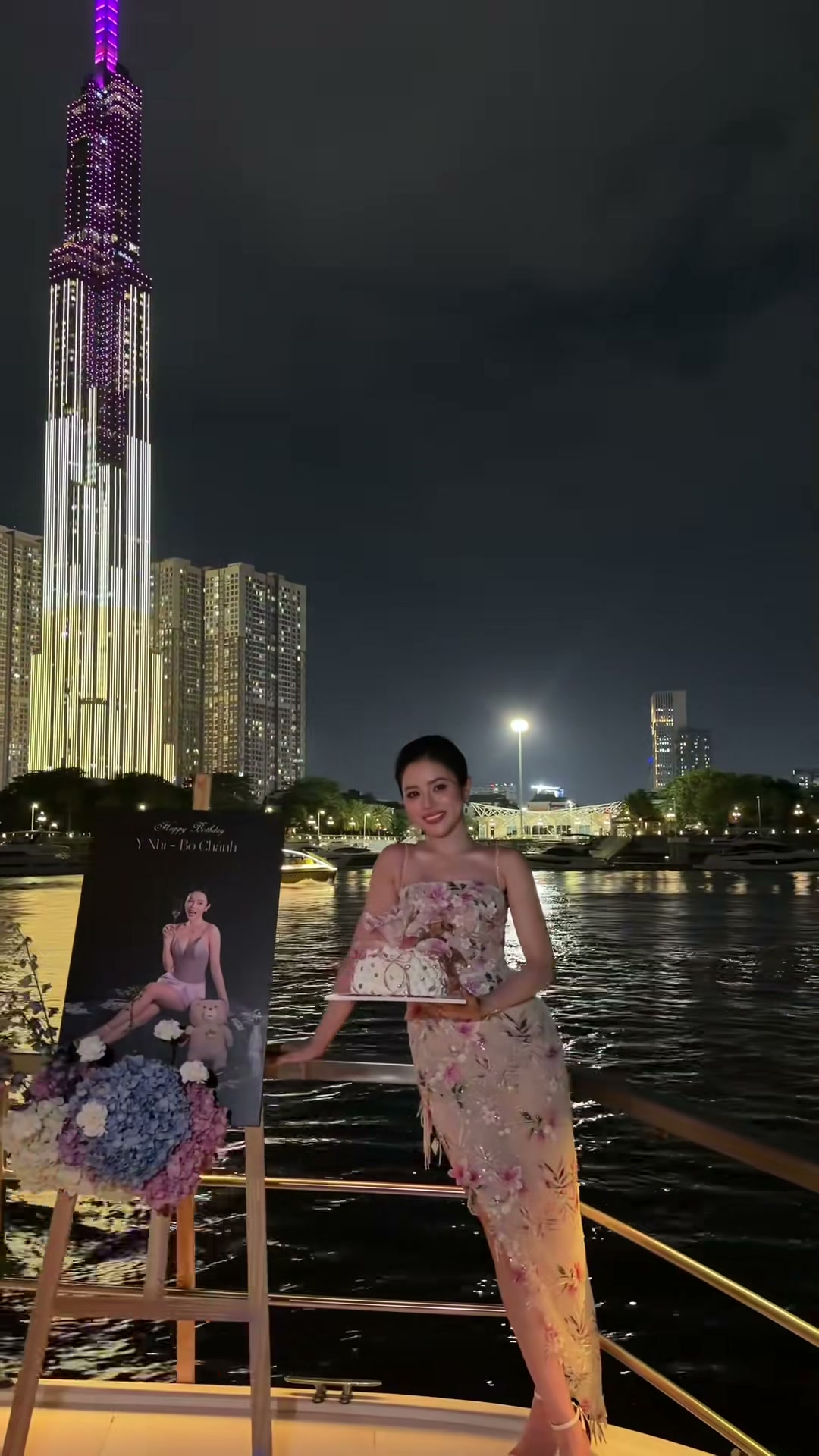 Bò Chảnh trên du thuyền với nền Landmark 81 về đêm