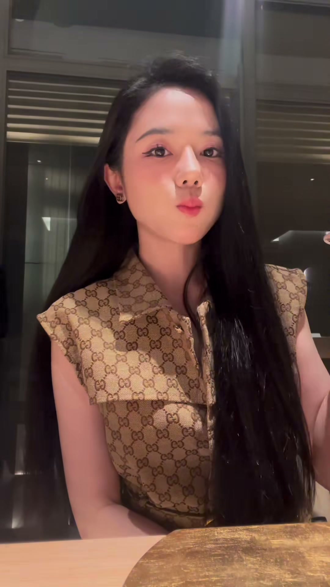 Bò Chảnh trong trang phục Gucci tại nhà hàng omakase